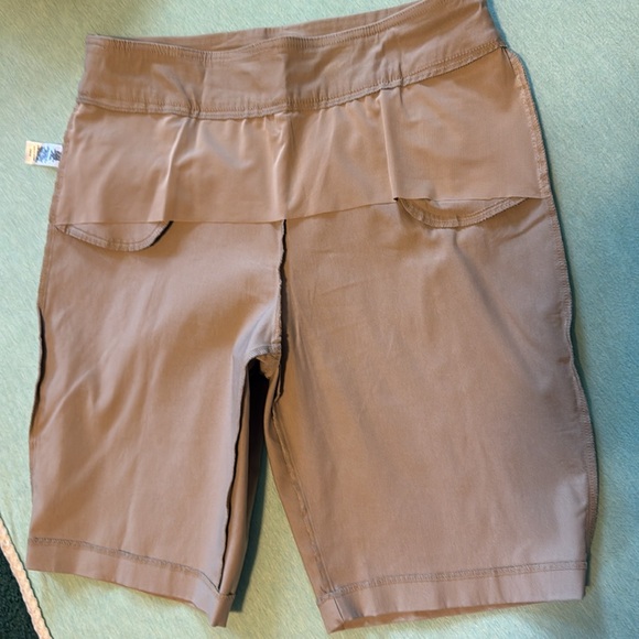 Kim Rogers Tummy control stretch beige Bermuda shorts size 16 NWOT, pull-on - Picture 8 of 12